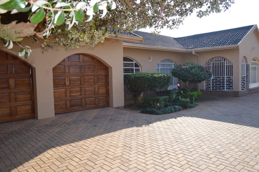 6 Bedroom Property for Sale in Flamwood North West
